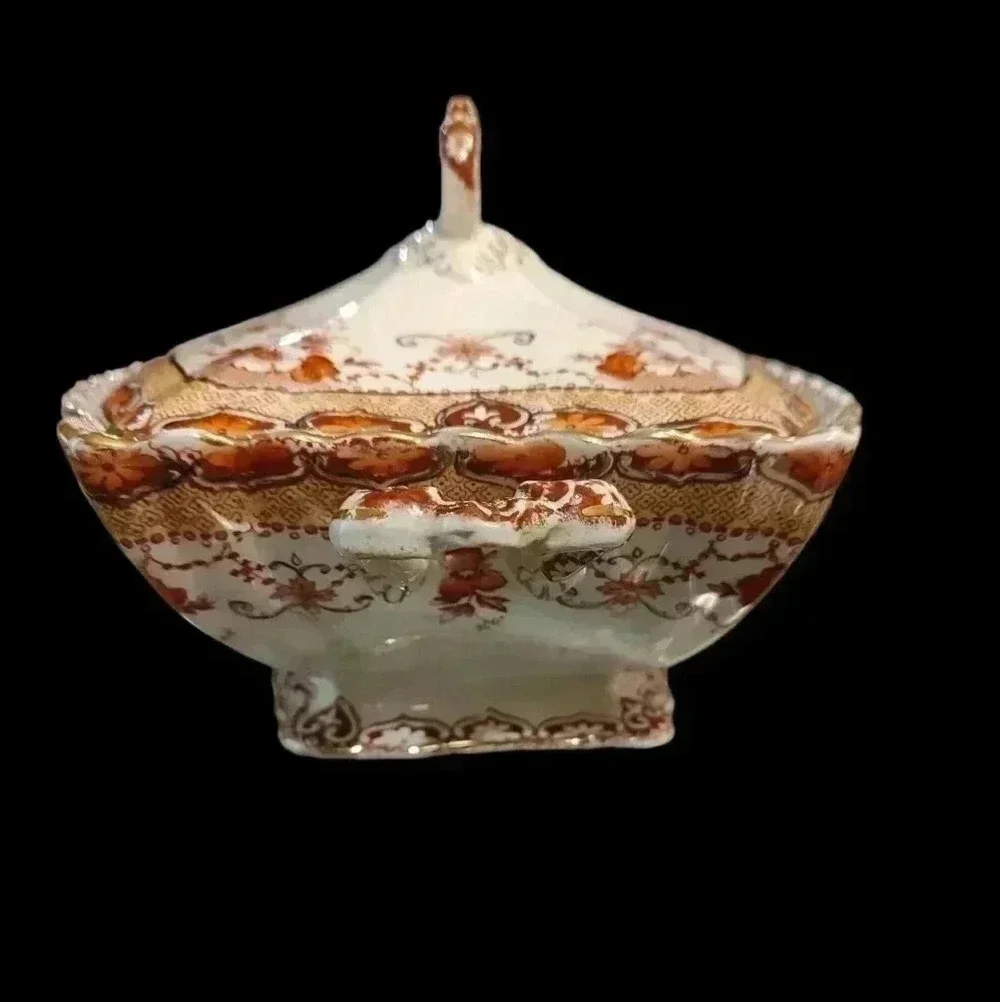 Oval covered vegetable dish *antique*